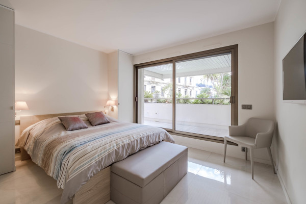 apartment in Cannes : Rent Ultra modern 3 bedroom apartment with terrace in the Residence of the Gray d'Albion a stones throw to the Croisette and the Palais - Photo 11