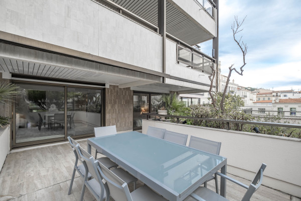 apartment in Cannes : Rent Ultra modern 3 bedroom apartment with terrace in the Residence of the Gray d'Albion a stones throw to the Croisette and the Palais - Photo 8