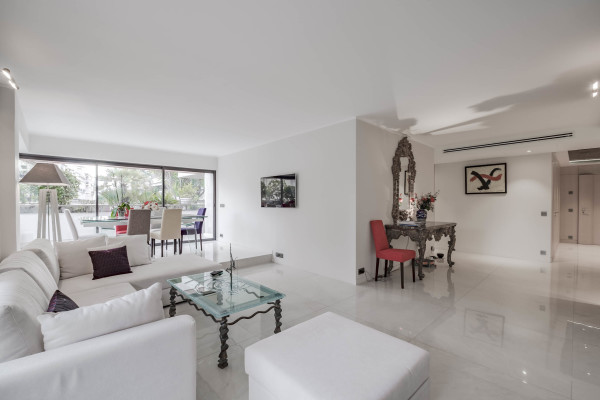 apartment in Cannes : Rent Ultra modern 3 bedroom apartment with terrace in the Residence of the Gray d'Albion a stones throw to the Croisette and the Palais - Photo 3