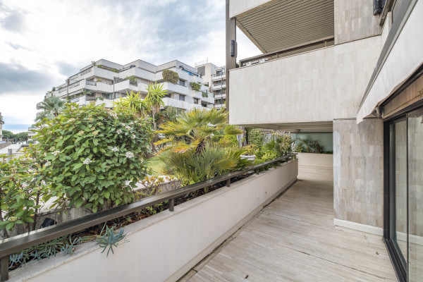 apartment in Cannes : Rent Ultra modern 3 bedroom apartment with terrace in the Residence of the Gray d'Albion a stones throw to the Croisette and the Palais - Photo 9