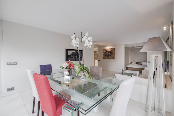 apartment in Cannes : Rent Ultra modern 3 bedroom apartment with terrace in the Residence of the Gray d'Albion a stones throw to the Croisette and the Palais - Photo 2