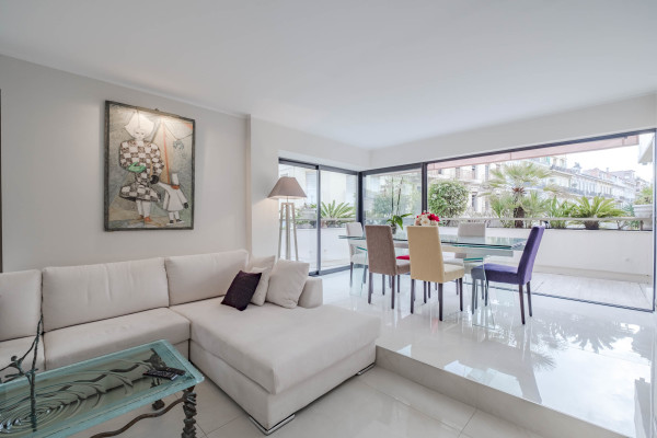 apartment in Cannes : Rent Ultra modern 3 bedroom apartment with terrace in the Residence of the Gray d'Albion a stones throw to the Croisette and the Palais - Photo 10