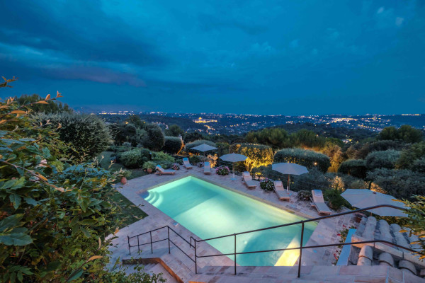 villa in Saint-Paul-de-Vence : Rent 8 bedroom stunning villa in St Paul de Vence with spacious grounds and 2 swimming pools - Photo 4