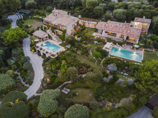 villa in Saint-Paul-de-Vence : Rent 8 bedroom stunning villa in St Paul de Vence with spacious grounds and 2 swimming pools - Photo 5