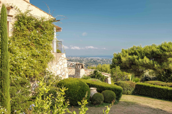 villa in Saint-Paul-de-Vence : Rent 8 bedroom stunning villa in St Paul de Vence with spacious grounds and 2 swimming pools - Photo 29