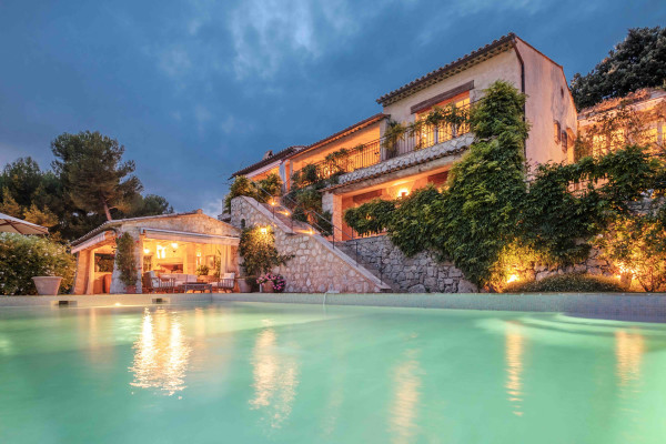 villa in Saint-Paul-de-Vence : Rent 8 bedroom stunning villa in St Paul de Vence with spacious grounds and 2 swimming pools - Photo 2