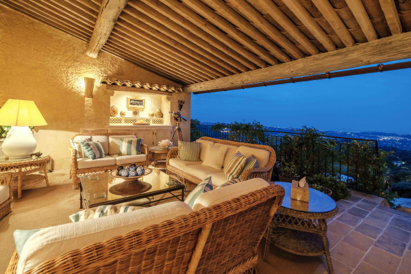 villa in Saint-Paul-de-Vence : Rent 8 bedroom stunning villa in St Paul de Vence with spacious grounds and 2 swimming pools - Photo 3