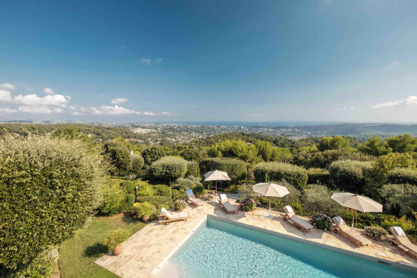 villa in Saint-Paul-de-Vence : Rent 8 bedroom stunning villa in St Paul de Vence with spacious grounds and 2 swimming pools - Photo 25