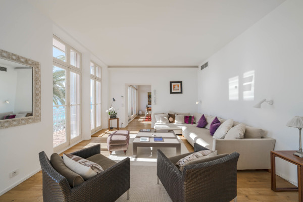 apartment in Cannes : Rent this incredible 3 bedroom apartment with panoramic views over the sea, just off the port of Cannes and a short walk to the Croisette - Photo 4