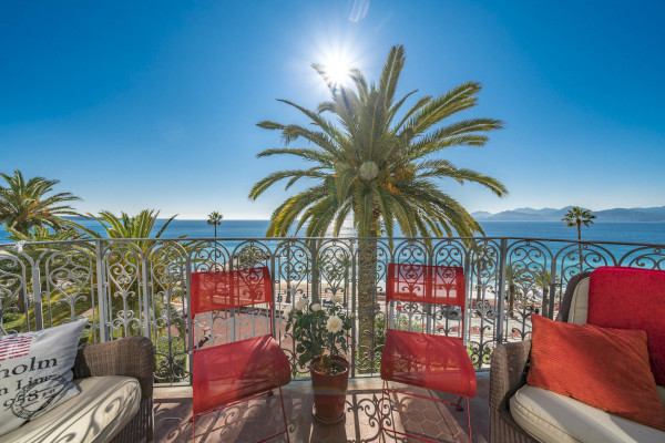apartment in Cannes : Rent this incredible 3 bedroom apartment with panoramic views over the sea, just off the port of Cannes and a short walk to the Croisette - Photo 45