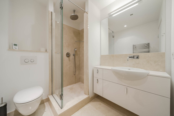 apartment in Cannes : Rent this incredible 3 bedroom apartment with panoramic views over the sea, just off the port of Cannes and a short walk to the Croisette - Photo 5