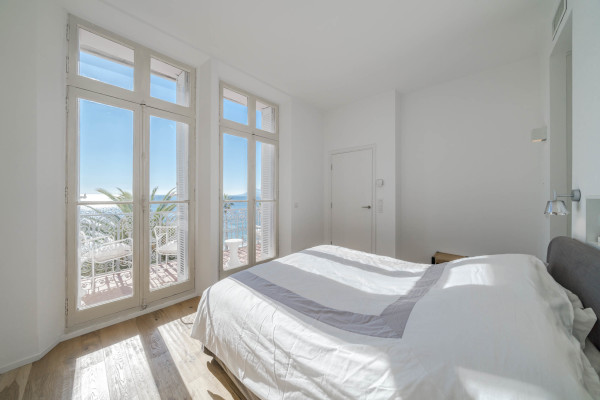 apartment in Cannes : Rent this incredible 3 bedroom apartment with panoramic views over the sea, just off the port of Cannes and a short walk to the Croisette - Photo 24