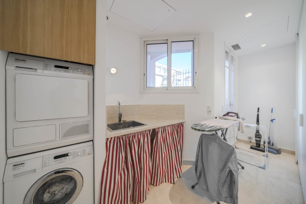 apartment in Cannes : Rent this incredible 3 bedroom apartment with panoramic views over the sea, just off the port of Cannes and a short walk to the Croisette - Photo 15