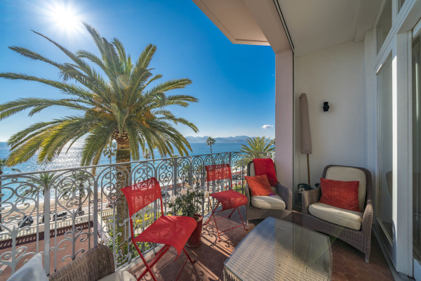 apartment in Cannes : Rent this incredible 3 bedroom apartment with panoramic views over the sea, just off the port of Cannes and a short walk to the Croisette - Photo 44