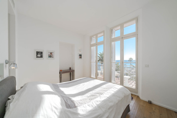 apartment in Cannes : Rent this incredible 3 bedroom apartment with panoramic views over the sea, just off the port of Cannes and a short walk to the Croisette - Photo 25