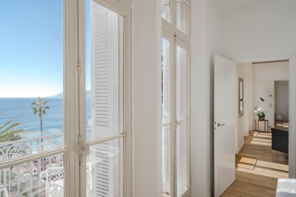 apartment in Cannes : Rent this incredible 3 bedroom apartment with panoramic views over the sea, just off the port of Cannes and a short walk to the Croisette - Photo 26