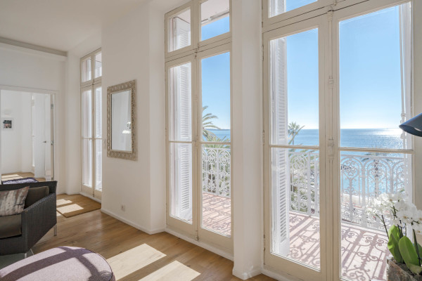 apartment in Cannes : Rent this incredible 3 bedroom apartment with panoramic views over the sea, just off the port of Cannes and a short walk to the Croisette - Photo 39