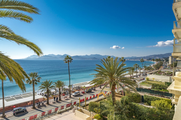 apartment in Cannes : Rent this incredible 3 bedroom apartment with panoramic views over the sea, just off the port of Cannes and a short walk to the Croisette - Photo 0