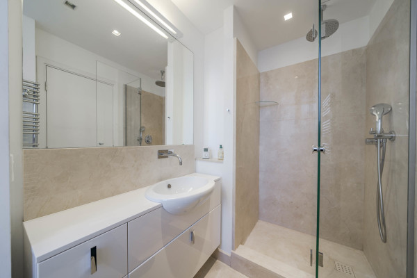 apartment in Cannes : Rent this incredible 3 bedroom apartment with panoramic views over the sea, just off the port of Cannes and a short walk to the Croisette - Photo 13