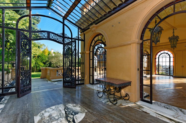 villa in Cannes : Rent Magnificent 8  bedroom Chateau styled villa in the hills of Cannes, ideal for events and large groups - Photo 24