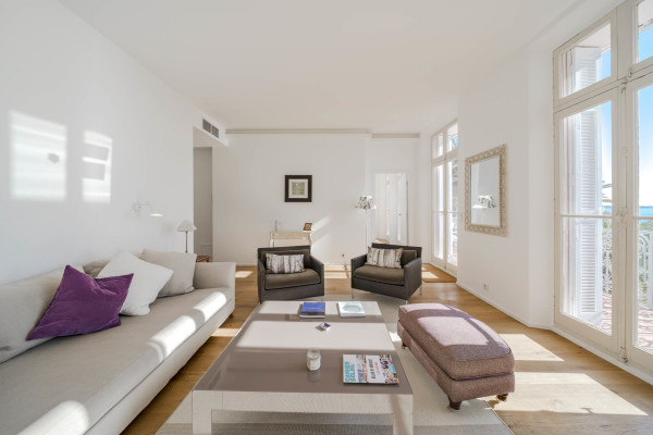 apartment in Cannes : Rent this incredible 3 bedroom apartment with panoramic views over the sea, just off the port of Cannes and a short walk to the Croisette - Photo 36