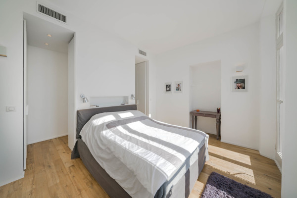 apartment in Cannes : Rent this incredible 3 bedroom apartment with panoramic views over the sea, just off the port of Cannes and a short walk to the Croisette - Photo 21