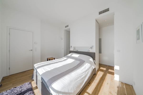 apartment in Cannes : Rent this incredible 3 bedroom apartment with panoramic views over the sea, just off the port of Cannes and a short walk to the Croisette - Photo 23