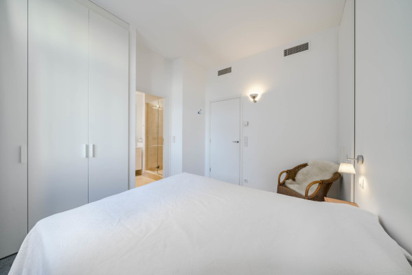 apartment in Cannes : Rent this incredible 3 bedroom apartment with panoramic views over the sea, just off the port of Cannes and a short walk to the Croisette - Photo 12