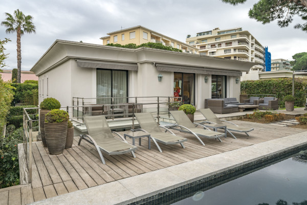 villa in Cannes : Rent Luxury 5 Bedroom Villa on the Croisette in Cannes - Photo 0