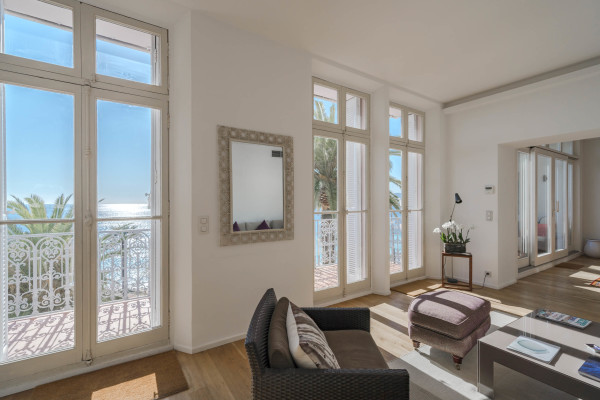 apartment in Cannes : Rent this incredible 3 bedroom apartment with panoramic views over the sea, just off the port of Cannes and a short walk to the Croisette - Photo 3