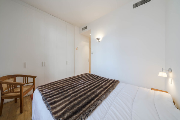 apartment in Cannes : Rent this incredible 3 bedroom apartment with panoramic views over the sea, just off the port of Cannes and a short walk to the Croisette - Photo 8