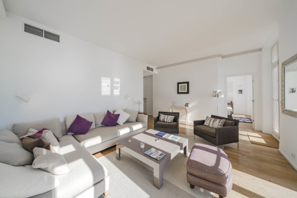apartment in Cannes : Rent this incredible 3 bedroom apartment with panoramic views over the sea, just off the port of Cannes and a short walk to the Croisette - Photo 35