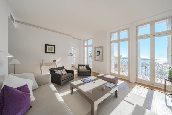 apartment in Cannes : Rent this incredible 3 bedroom apartment with panoramic views over the sea, just off the port of Cannes and a short walk to the Croisette - Photo 37