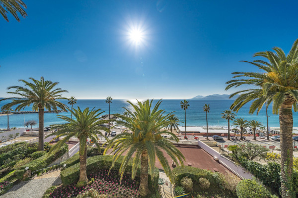 apartment in Cannes : Rent this incredible 3 bedroom apartment with panoramic views over the sea, just off the port of Cannes and a short walk to the Croisette - Photo 28