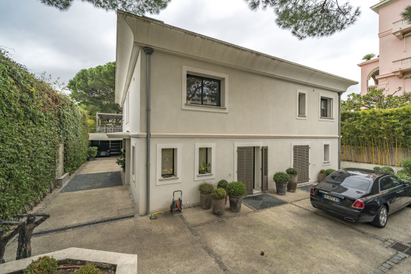 villa in Cannes : Rent Luxury 5 Bedroom Villa on the Croisette in Cannes - Photo 1