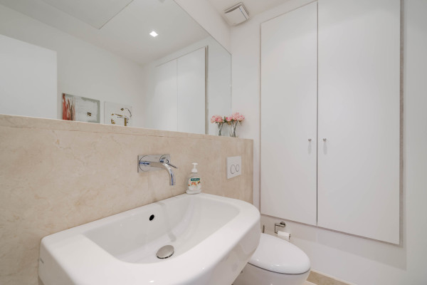 apartment in Cannes : Rent this incredible 3 bedroom apartment with panoramic views over the sea, just off the port of Cannes and a short walk to the Croisette - Photo 32