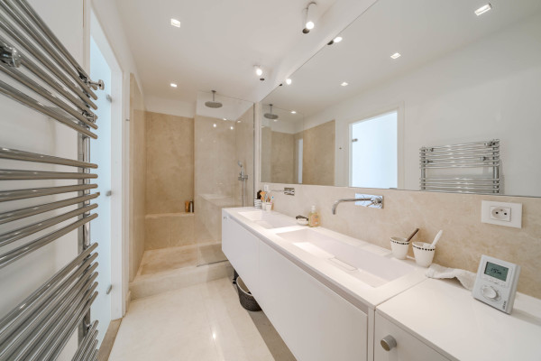 apartment in Cannes : Rent this incredible 3 bedroom apartment with panoramic views over the sea, just off the port of Cannes and a short walk to the Croisette - Photo 17