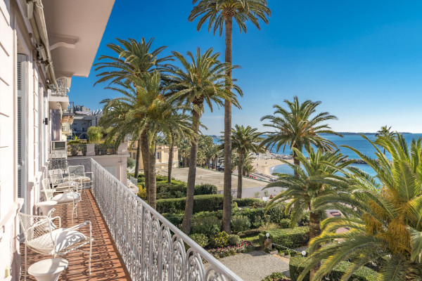 apartment in Cannes : Rent this incredible 3 bedroom apartment with panoramic views over the sea, just off the port of Cannes and a short walk to the Croisette - Photo 31