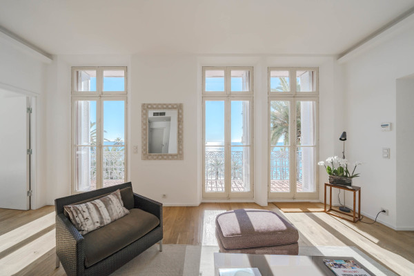 apartment in Cannes : Rent this incredible 3 bedroom apartment with panoramic views over the sea, just off the port of Cannes and a short walk to the Croisette - Photo 38