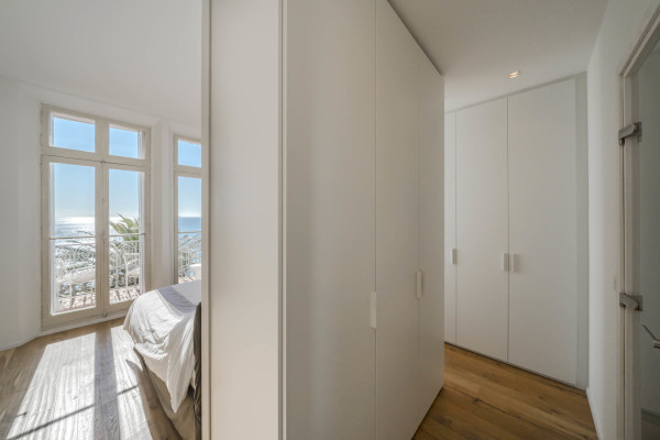 apartment in Cannes : Rent this incredible 3 bedroom apartment with panoramic views over the sea, just off the port of Cannes and a short walk to the Croisette - Photo 19