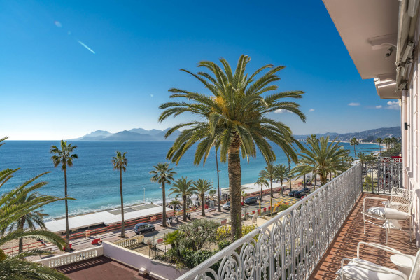 apartment in Cannes : Rent this incredible 3 bedroom apartment with panoramic views over the sea, just off the port of Cannes and a short walk to the Croisette - Photo 27