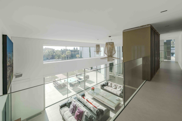 villa in Mougins : Rent 5 bedroom, ultra modern and stunning villa in Mougins with spacious gardens, swimming pool and movie room very close to Cannes - Photo 22