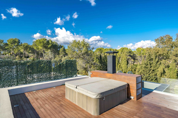 villa in Mougins : Rent 5 bedroom, ultra modern and stunning villa in Mougins with spacious gardens, swimming pool and movie room very close to Cannes - Photo 41