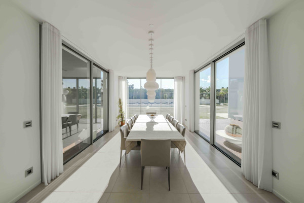 villa in Mougins : Rent 5 bedroom, ultra modern and stunning villa in Mougins with spacious gardens, swimming pool and movie room very close to Cannes - Photo 13