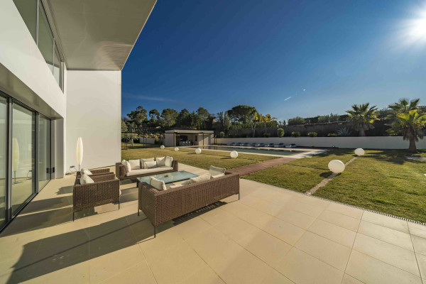 villa in Mougins : Rent 5 bedroom, ultra modern and stunning villa in Mougins with spacious gardens, swimming pool and movie room very close to Cannes - Photo 57