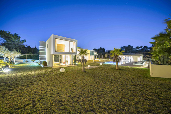 villa in Mougins : Rent 5 bedroom, ultra modern and stunning villa in Mougins with spacious gardens, swimming pool and movie room very close to Cannes - Photo 74