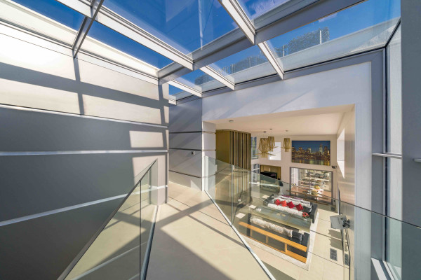 villa in Mougins : Rent 5 bedroom, ultra modern and stunning villa in Mougins with spacious gardens, swimming pool and movie room very close to Cannes - Photo 20