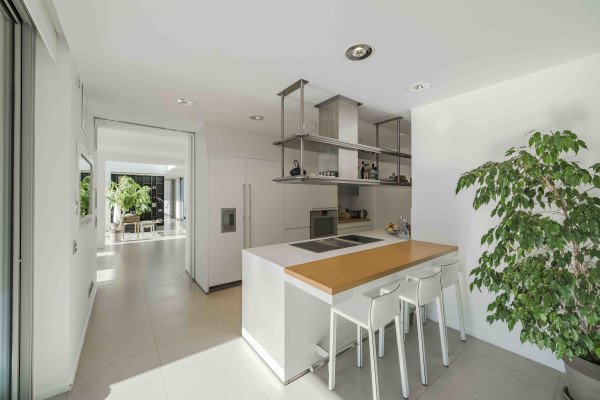 villa in Mougins : Rent 5 bedroom, ultra modern and stunning villa in Mougins with spacious gardens, swimming pool and movie room very close to Cannes - Photo 12