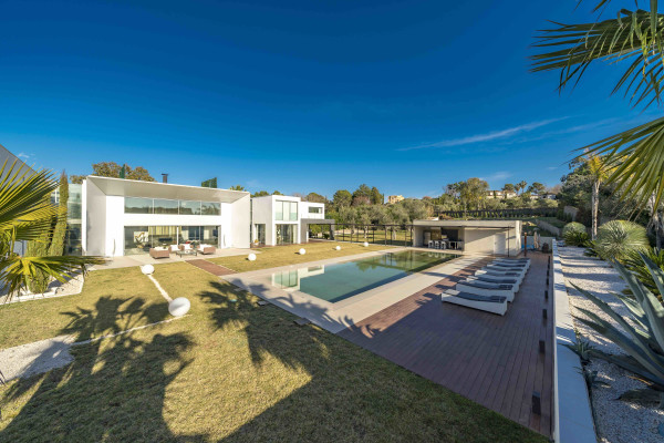 villa in Mougins : Rent 5 bedroom, ultra modern and stunning villa in Mougins with spacious gardens, swimming pool and movie room very close to Cannes - Photo 65