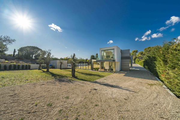 villa in Mougins : Rent 5 bedroom, ultra modern and stunning villa in Mougins with spacious gardens, swimming pool and movie room very close to Cannes - Photo 48